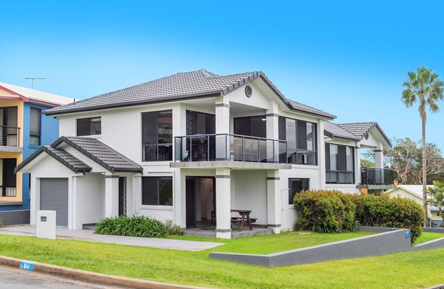 AS NEW SPARKLING 3 BEDROOM TOWNHOUSES ON THE GOLF COURSE