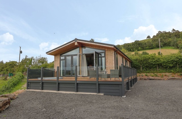 ASH LODGE, family friendly, luxury holiday cottage in Llangurig