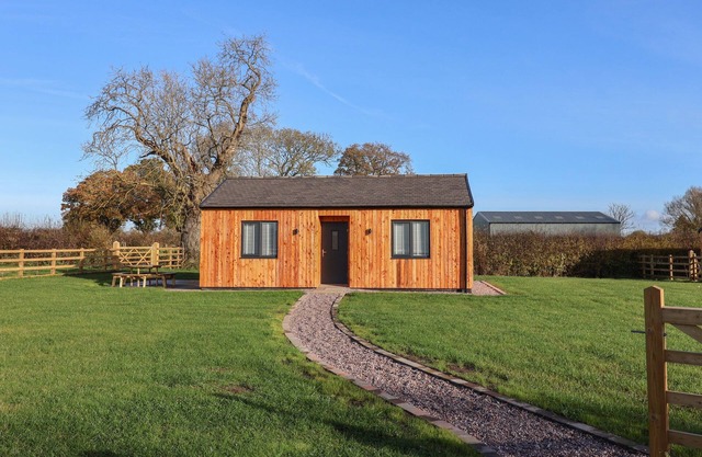ASH LODGE, pet friendly, with a garden in Etwall