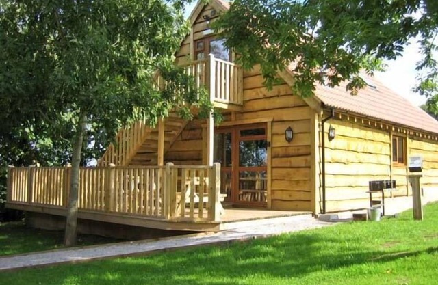 ASH LODGE, pet friendly, with hot tub in Washford