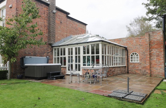 ASH TREE LODGE, pet friendly, with hot tub in Burton Pidsea