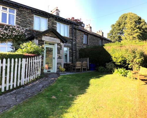 Ashdene Cottage with secure 'sun trap' garden