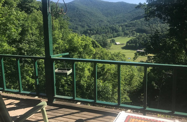Asheville Area Cabin near Blue Ridge Pkwy Sleeps 6 3BR/2BA