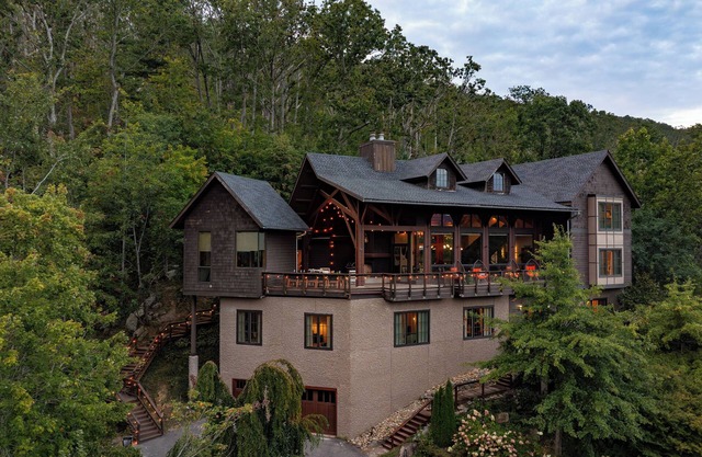 Asheville Luxury Retreat -Mountain Views, Golf Simulator, Sauna, Hot Tub, Gym