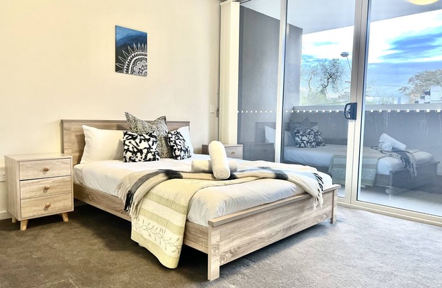 Ashfield 2 Br apt | Bus&Train + Shop + Parking