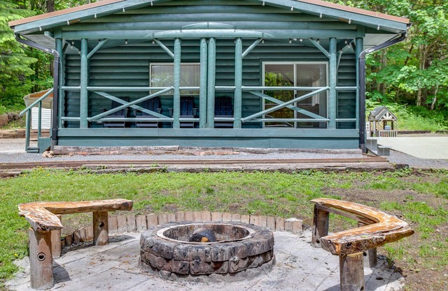 Ashford Cabin w/ Fire Pit: 5 Mi to Mt Rainier!