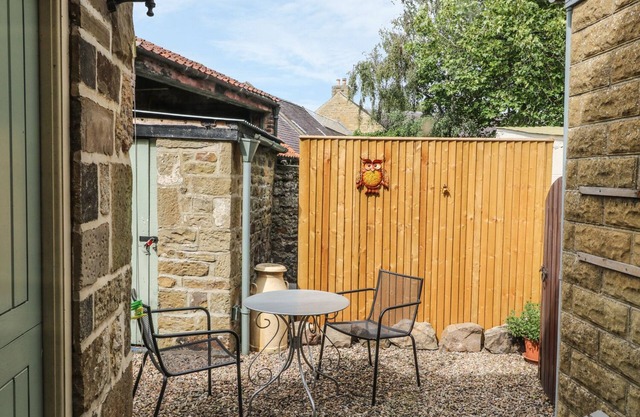 ASHKNOTT COTTAGE, pet friendly, with open fire in Kirkby Malzeard