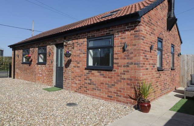 ASHTREE COTTAGE, pet friendly, country holiday cottage in Ottringham