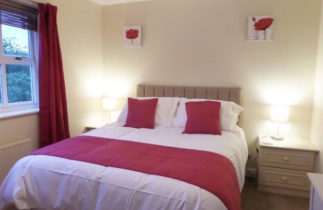 ASHTREE HOUSE,CHESTER.EXCELLENT LOCATION,PRIVATE PARKING & GARDEN IN QUIET AREA.