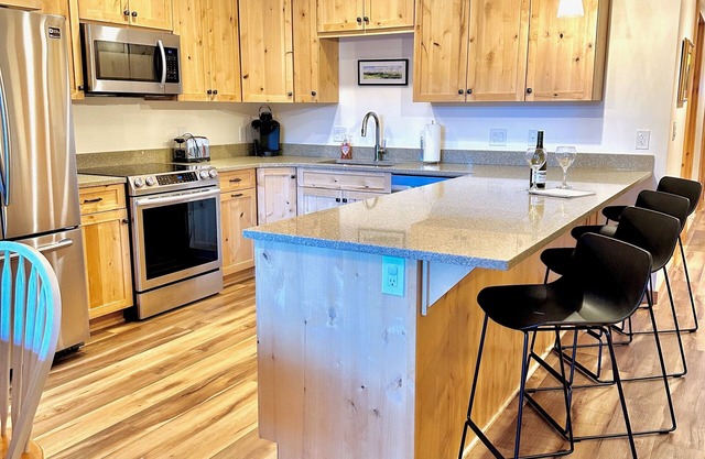 Ask about summer discounts! Walk to Govy/Ski Bowl, Garage parking, Sleeps 8