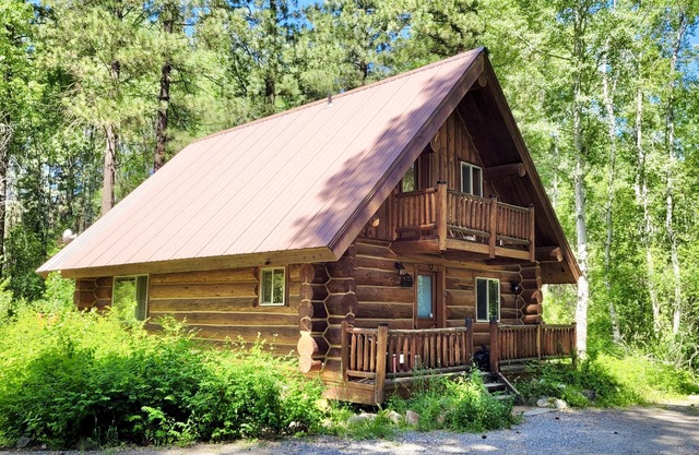 Aspen Hollow Cabin-Dog Friendly, Close to River and Walk to Ski Trail!