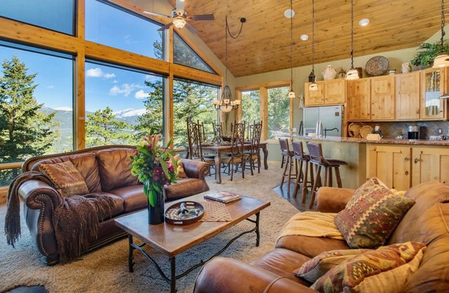 Aspen Leaf Chalet Vacation Home at Windcliff by RedAwning
