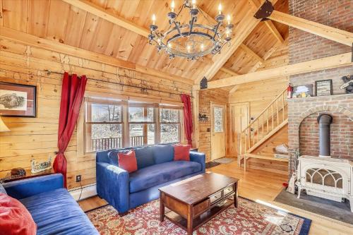 Aspen's Run: 3 br log cabin, wood stove, deck, firepit, window a/c by Stowe Country Homes