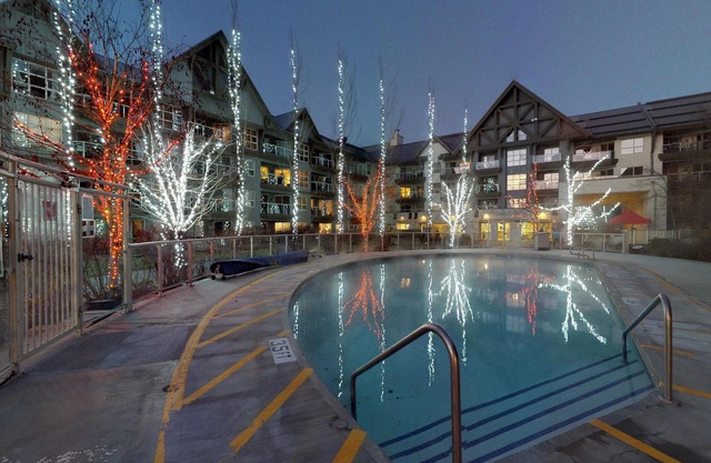 Aspens #216 Prime Ski-in Ski-out Location! Pool, Hot tubs, BBQ, sleeps 4
