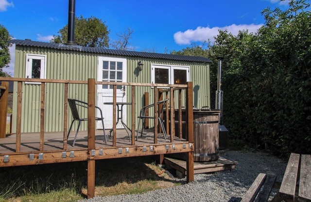 ASTON - SHEPHERD HUT, romantic, with hot tub in Aston On Clun
