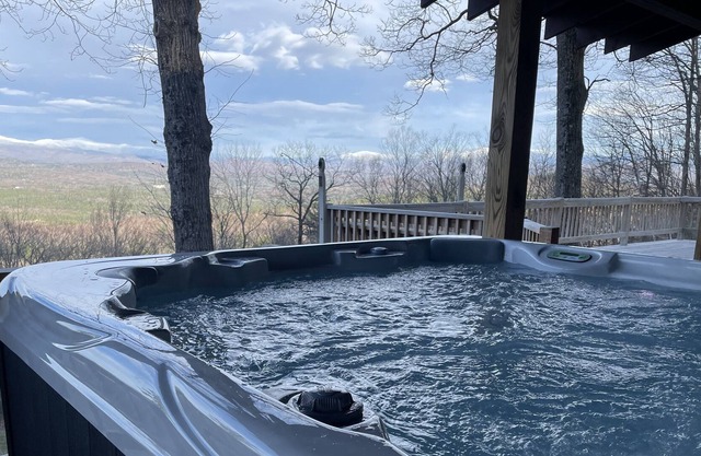 Astounding! NEW HOT TUB & SAUNA Luxury Cabin Home w/ Distinctive Views! Unwind~