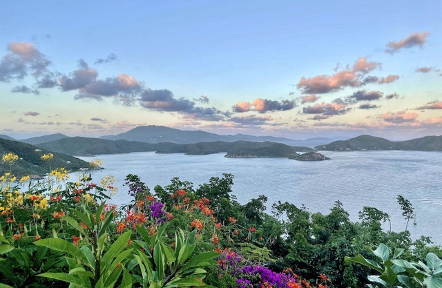 ASTRAL VILLA ultra private, stunning views, starry nights, saltwater pool, more!