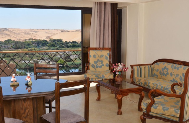 ASWAN NILE PALACE (swimming pool-rooftop-Nile view)
