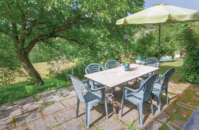 At 700 m altitude, on the southern slopes of the Apennines and about 5 km from Pieve S.