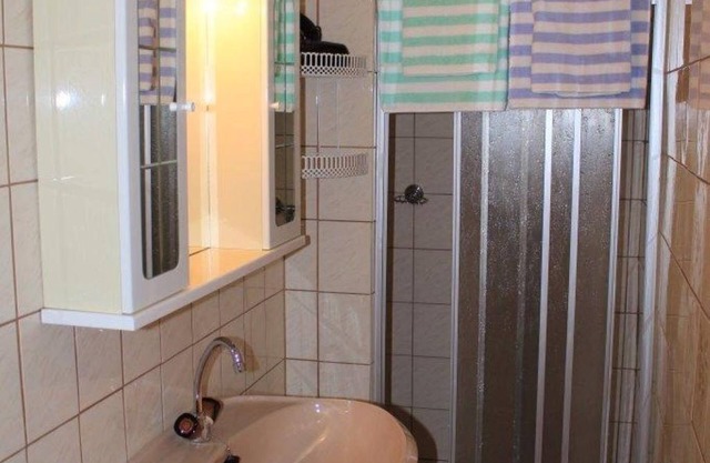 Double room with shower, WC - Filbert guest room