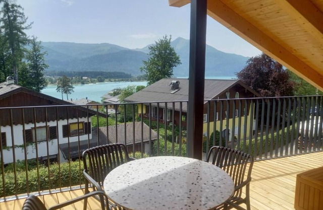 Deluxe One-Bedroom Apartment with Lake View