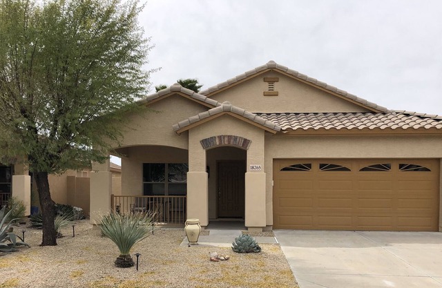 AT THE BASE OF THE SUPERSTITION MOUNTAINS. 3-6 MONTH MINIMUM STAY
