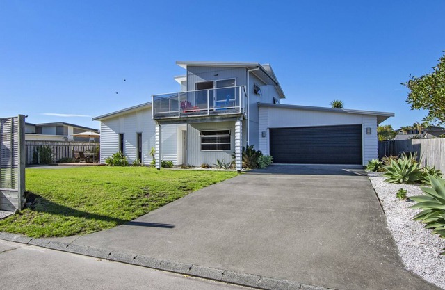 AT THE BEACH - RUAKAKA HOLIDAY HOME, family friendly in Waipu