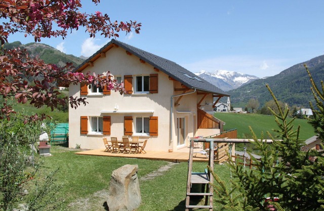 At the heart of the valley of champsaur, warm classified 3 * house with garden