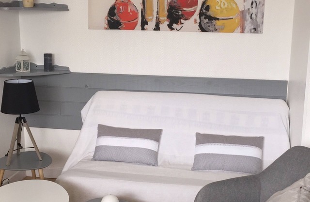 At the heart of FLEET IN RE, Gite for 2 people, private patio, private parking
