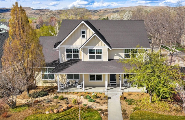 "At The Hearth" - Luxury Home w/Gym Access and Seasonal Pool!