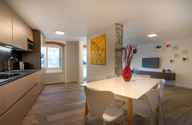 AT WOLF HOUSE, ELEGANT PANORAMIC HOUSE