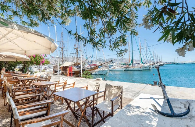 Athens Seaview Appartment based on the Athens Riviera, Athens best getaway to enjoy Sea & Culture