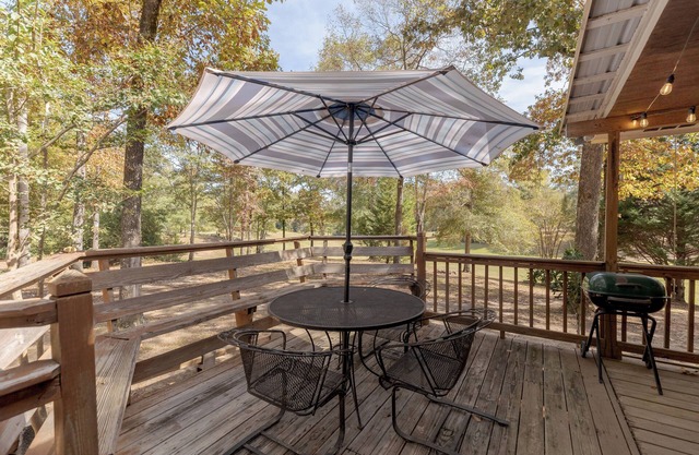 AtHome+1 Stay | Cozy 2BR Cabin | Fall Views