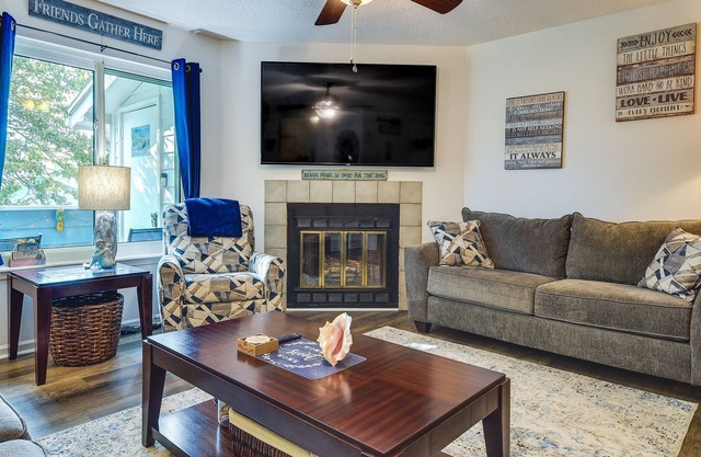 Atlantic Beach Condo w/ Pool Access, 3 Mi to Beach