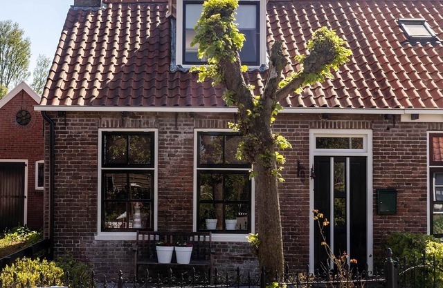 Atmospheric Wadden houses next to eachother