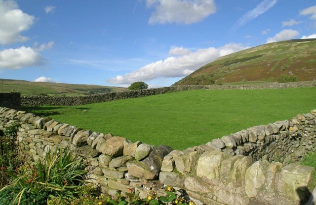 Attached farm house sleeping 11/12 in peaceful Swaledale between the villages of Muker and Thwaite.