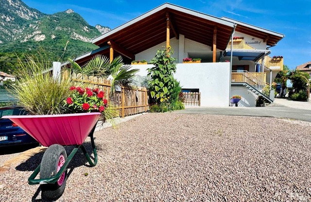 Attic Apartment "Kristallhof Bergblick" with Mountain View, Garden & Terrace