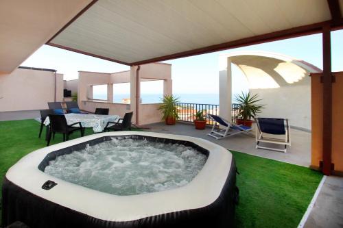 Attico vista mare con terrazza e spa riscaldata