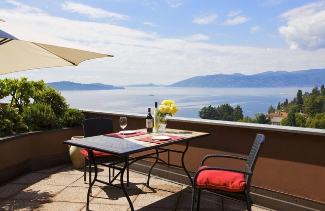 Attractive 3½-room apartment with terrace, balcony, pool and dream lake view