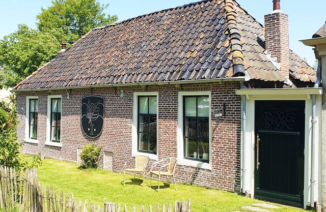 Attractive and beautiful cottage with a fine garden in the heart of Friesland