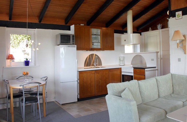 Attractive holiday home with sea views, winter garden, washing machine and Wi-Fi