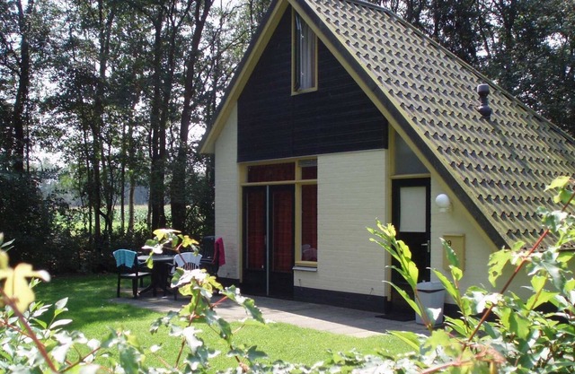 Attractive holiday home with large garden, near Zwolle