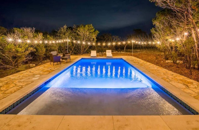 ATX Hideaway | Heated Pool | Jacuzzi | Sleeps 14