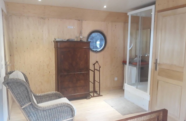 ATYPICAL COMFORT ROOM ON A BARGE ON THE RIVER SAONE