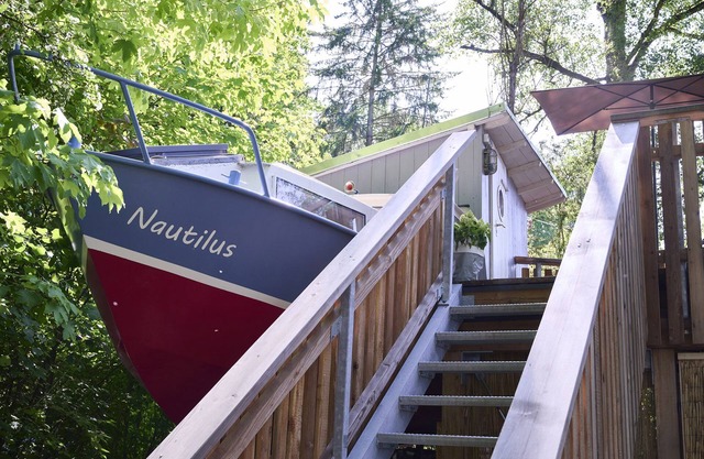 Außergewöhnliches Baumschiff mit Terrasse am Waldrand