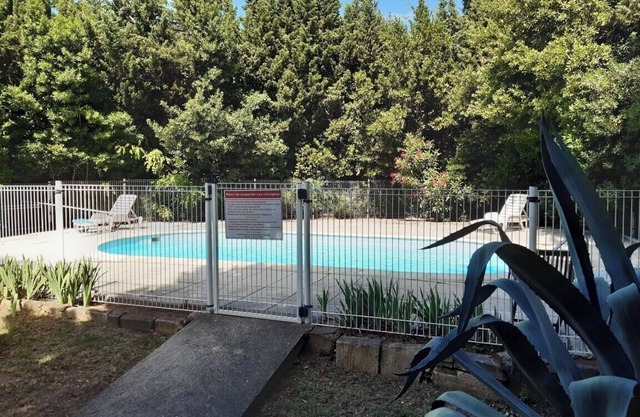 Au Cœur des Alpilles Appart Rdc Jardin Piscine