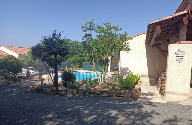 AU CALME. AU FIL DE L'EAU 4 travellers: Studio 2 beds. 1 shower. Kitchen