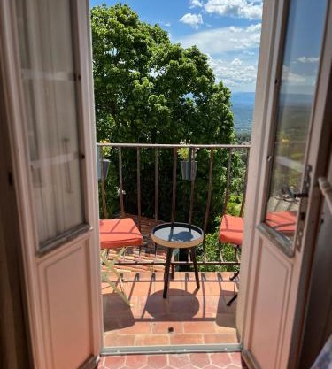 Au coeur du village avec petit balcon plein sud