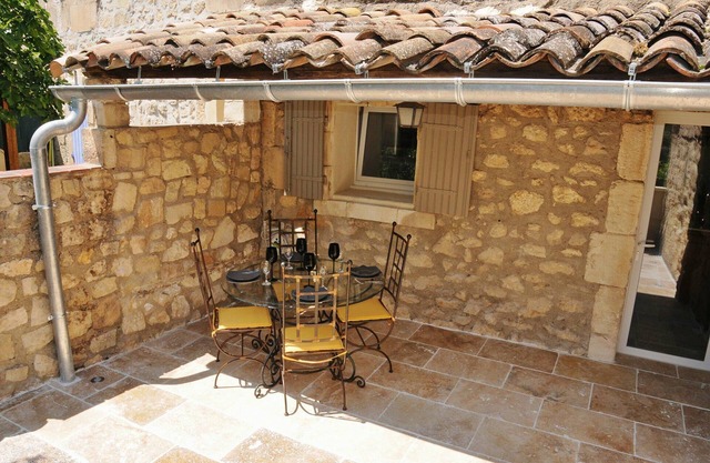 Au Mazet de Carmélina, an old building dating from 1850 in the heart of the Alpilles mountains