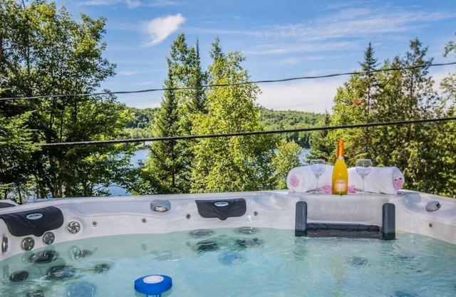Au Pieds du Lac - chalet bord de l’eau avec spa!
